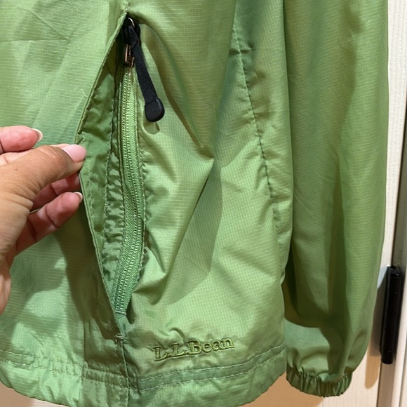 Woman’s L.L. Bean Rain Jacket O BUX3. Hooded, Nylon, lightweight. EUC! - Picture 3 of 10